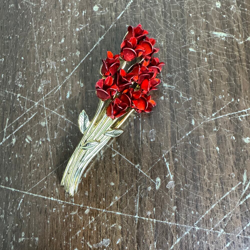 DM 1997 Vintage Gold Tone Red Enamel Bouquet of Red‎ Roses Brooch Pin